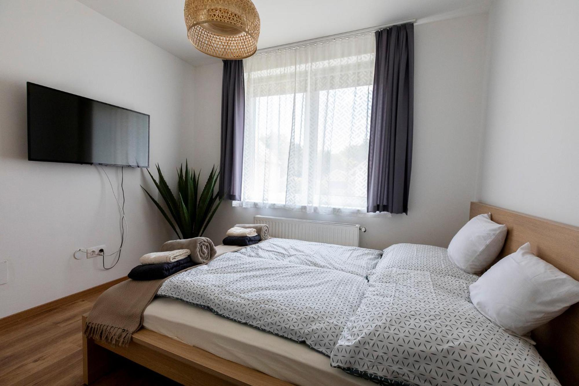 Park Apartman Sarrod Exterior photo
