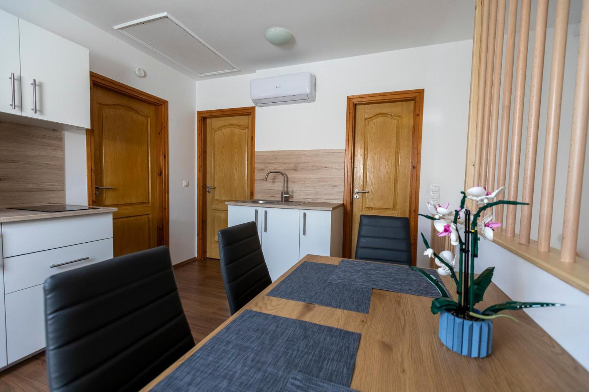Park Apartman Sarrod Exterior photo