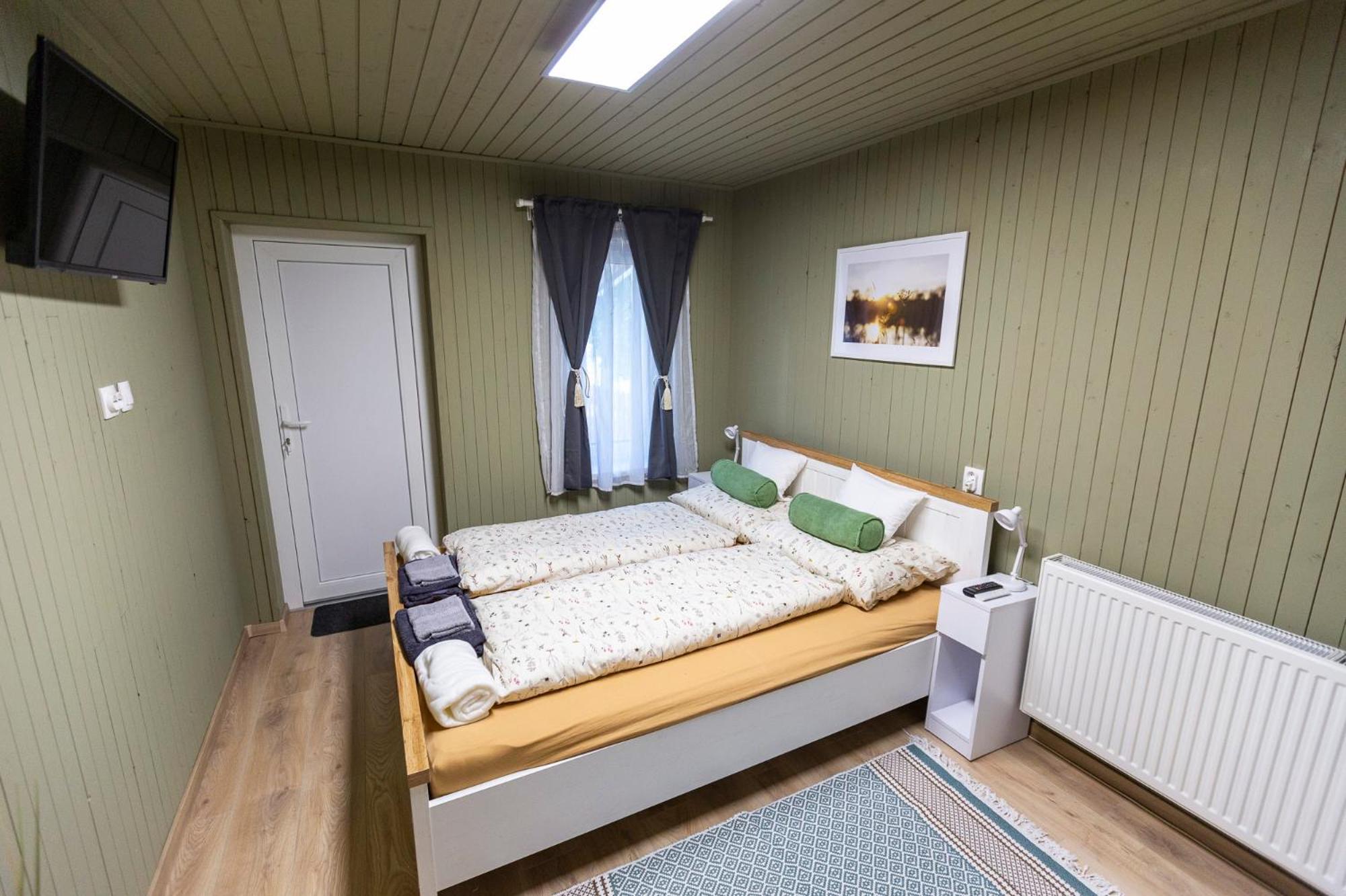 Park Apartman Sarrod Exterior photo